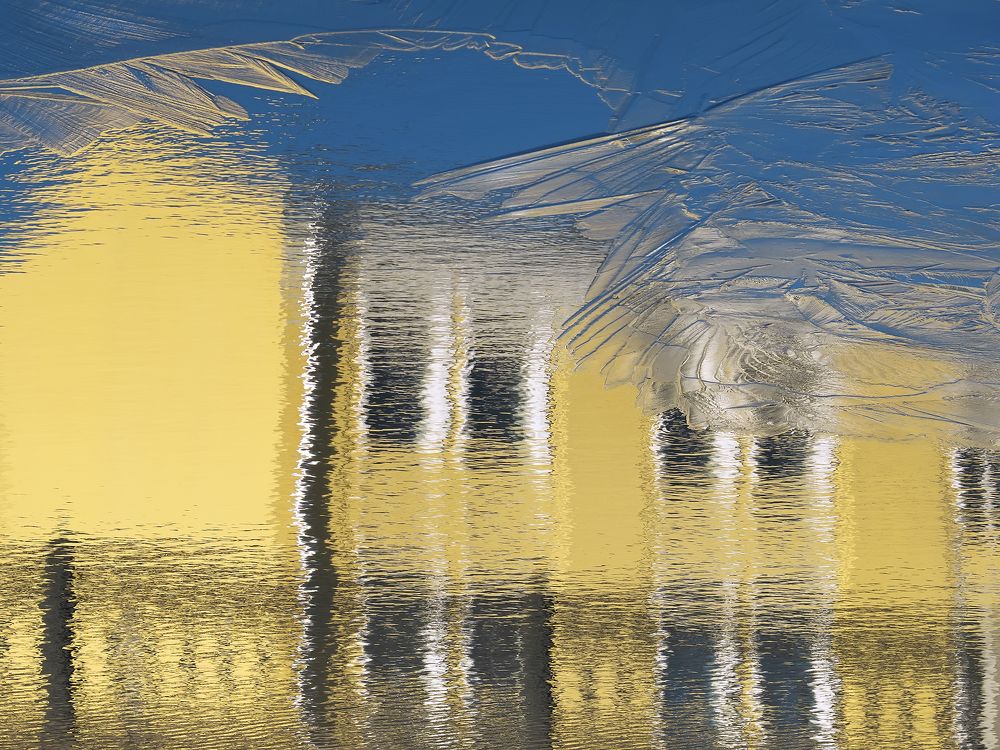 Осенний желтый домик