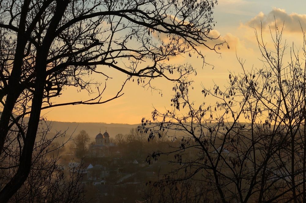 Город в золотом свете