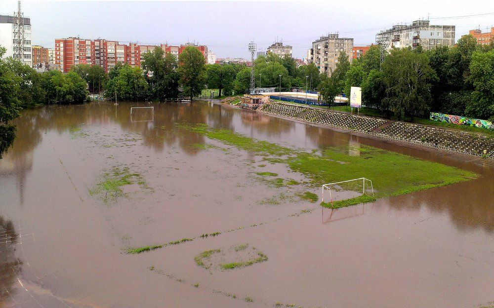Стадион Водник после дождя