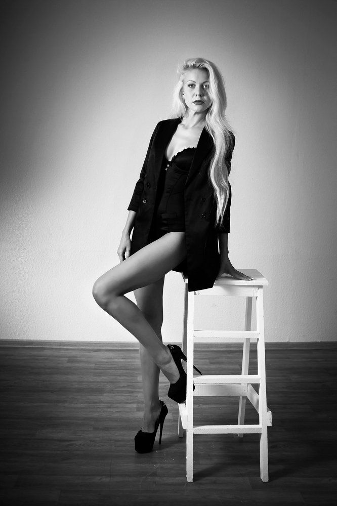 девушка в черном