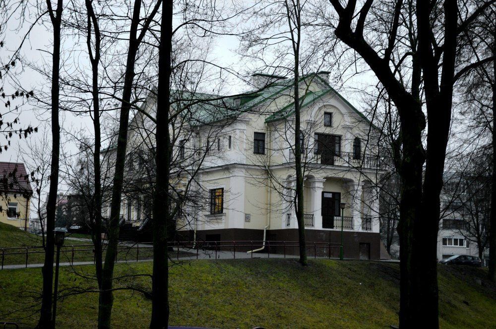 гуляя в городском парке...