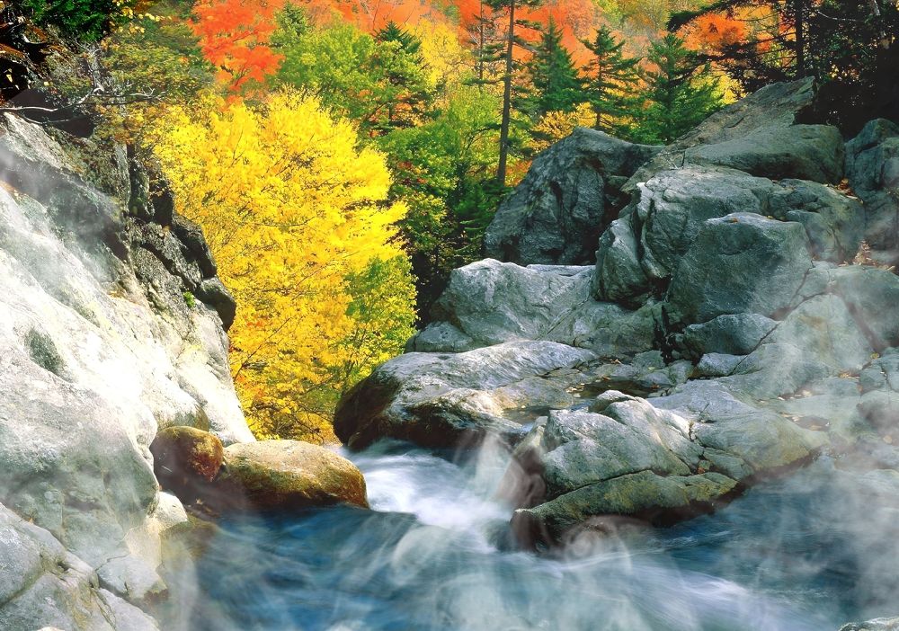 Осень, скалы и река.