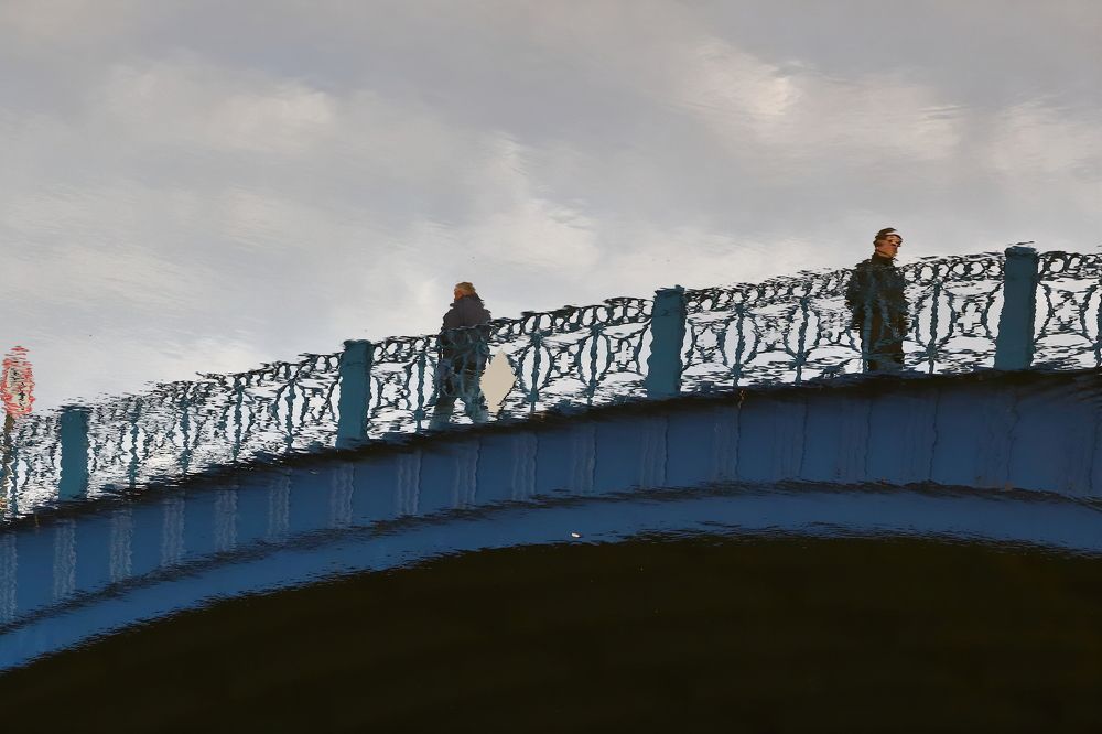 Люди на мосту