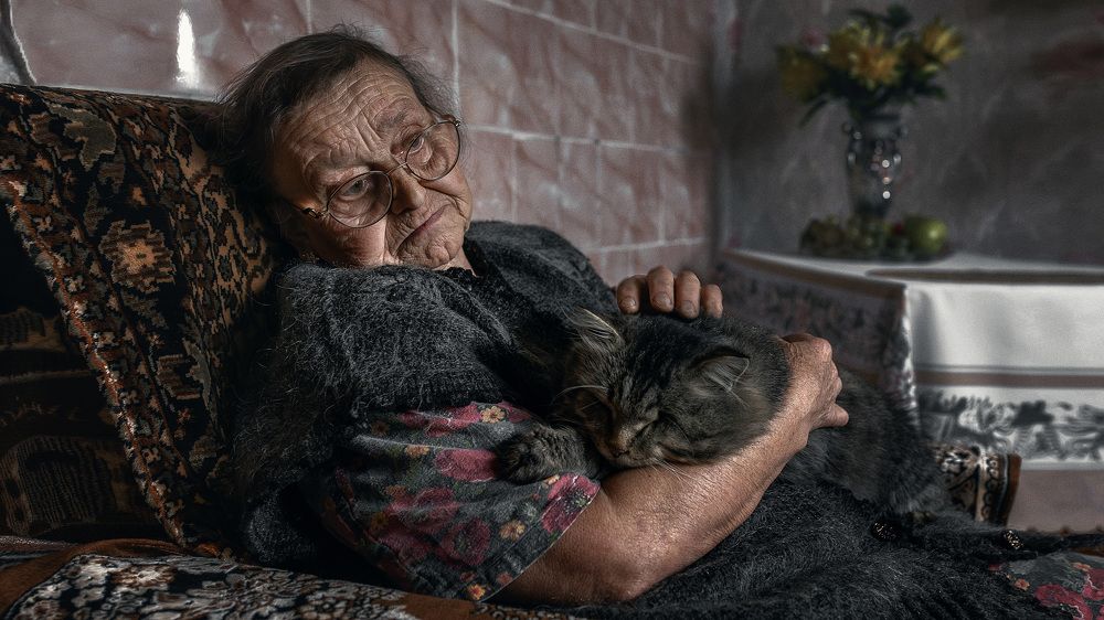 Одна, но не одинока: бабушка и её верный друг.