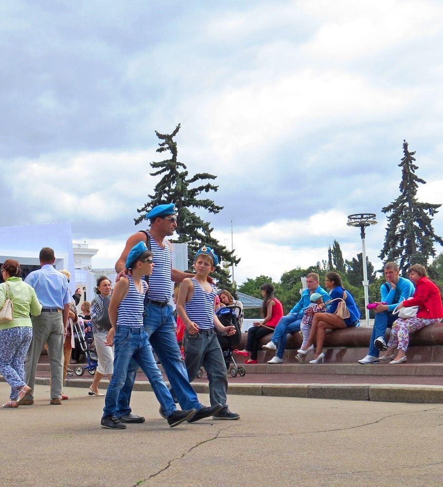 Наш папа десантник!