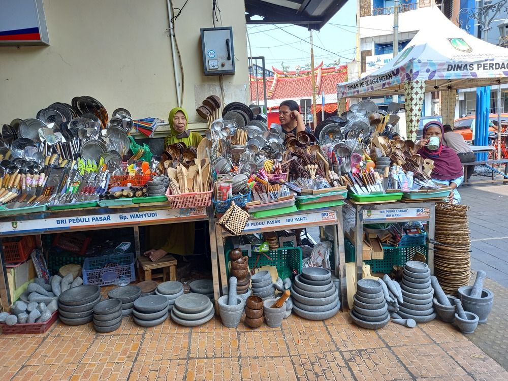 Two mothers sell household equipment.