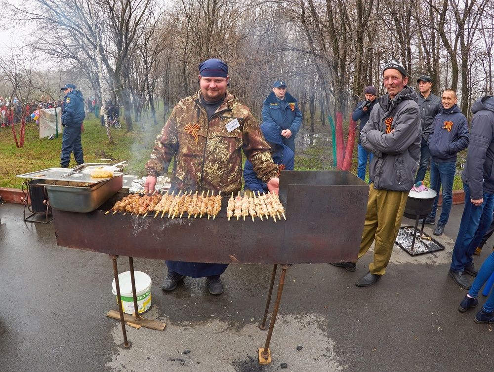 Шашлычник Александр и группа поддержки