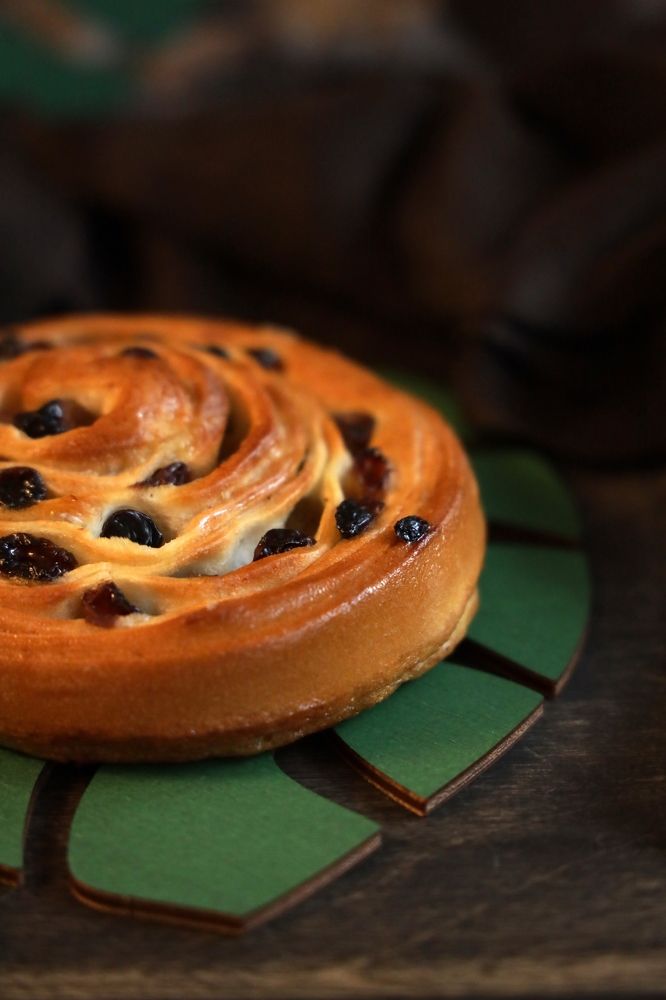 Булочка с изюмом (bun with raisins)