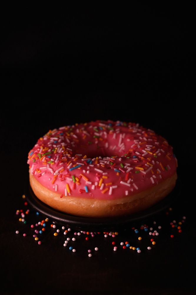 Пончик с розовой помадкой (donut with pink fudge)