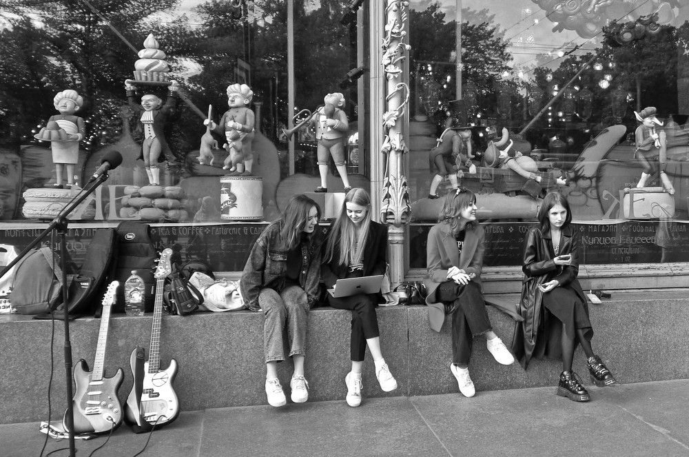 Общение молодёжи рядом с магазином купцов Елисеевых.