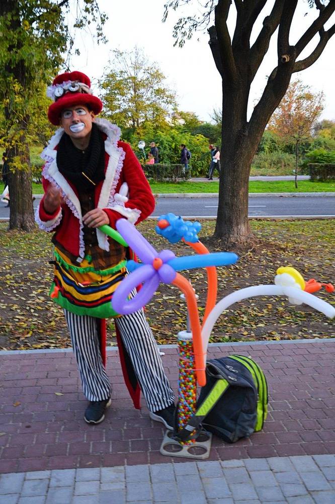 Продавец воздуха или На ярмарке / Street air vendor