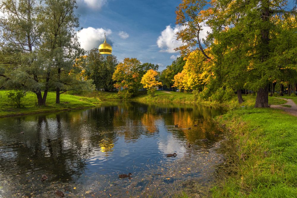 Золотая осень в Фермском парке. Собор Феодоровской иконы Божией Матери.