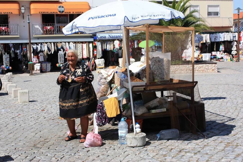 Португалия, Назаре,  продавщица в семи юбках.