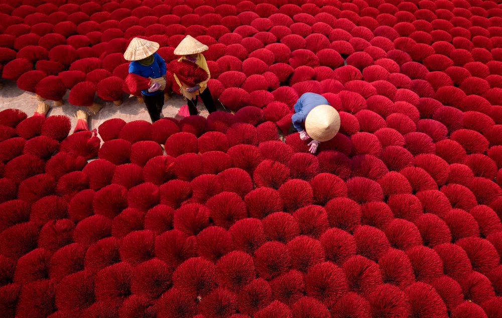 Women making incense in Quang Phu Cau