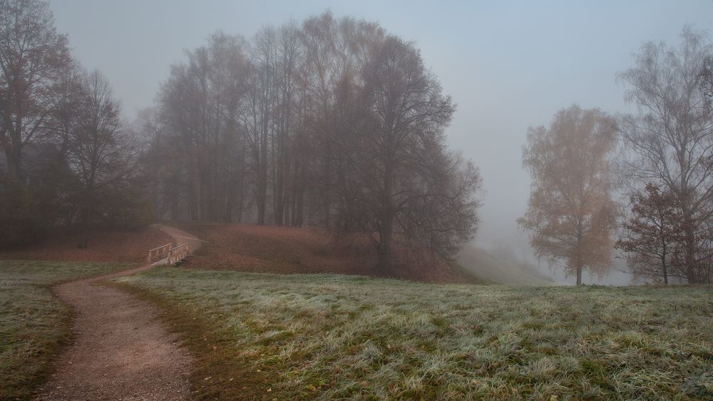Дохнул осенний хлад
