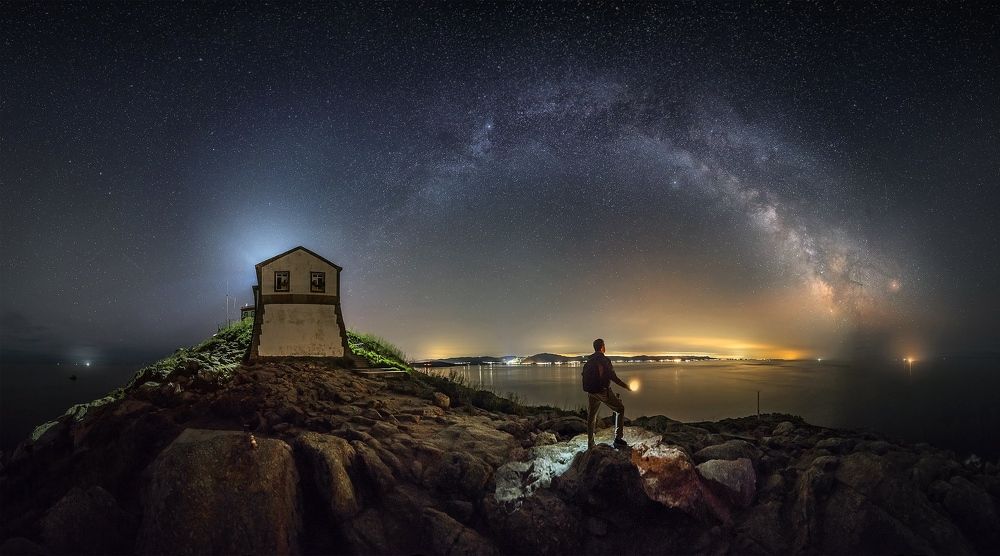 Velada de estrellas en el faro de Finisterre.