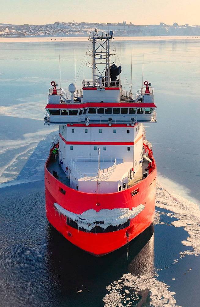 Ледокол в красном