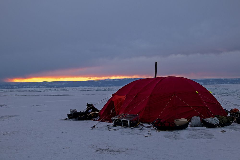 На льду Байкала.