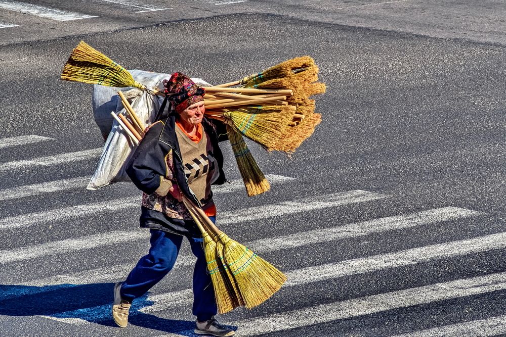 Vânzătorul de mături .