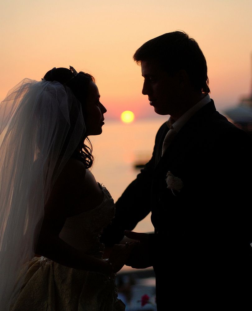 Молодожёны в вечернем свете