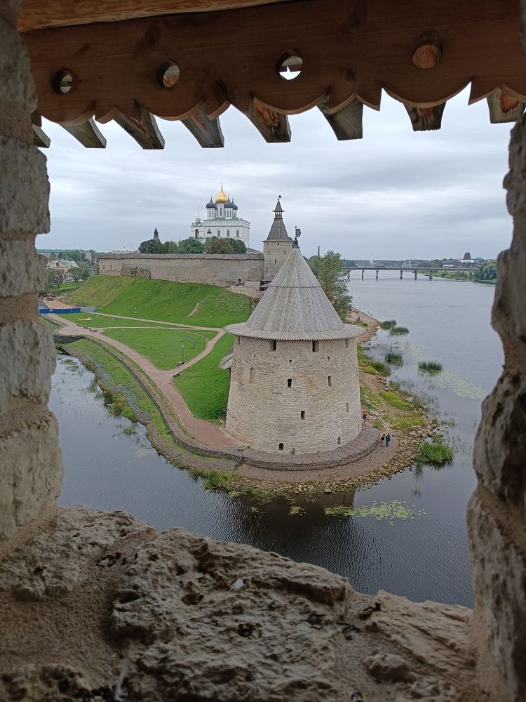 А из нашего окна - крома псковского стена.