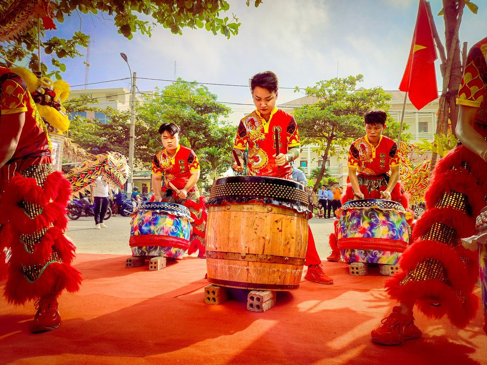Enthusiastic Drums of Lion and Dragon