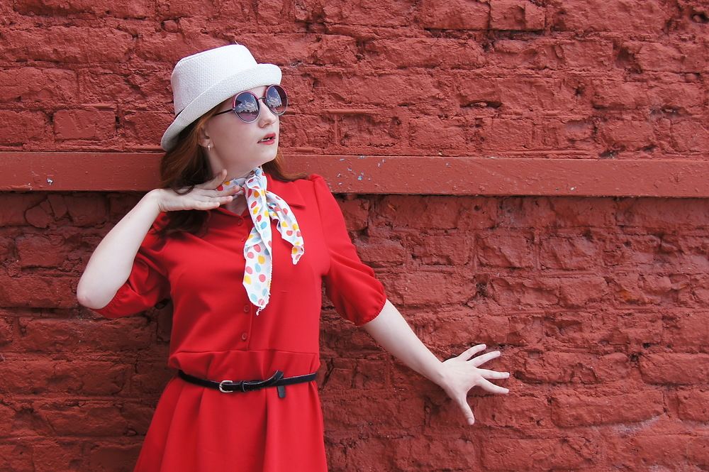 Девушка в красном