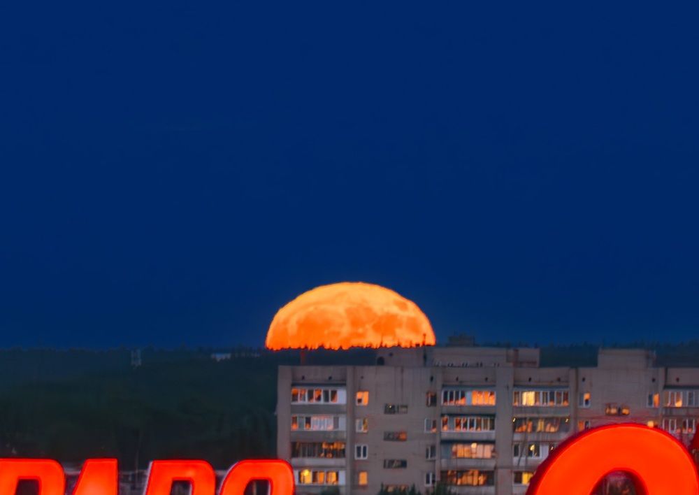 Луна над городом