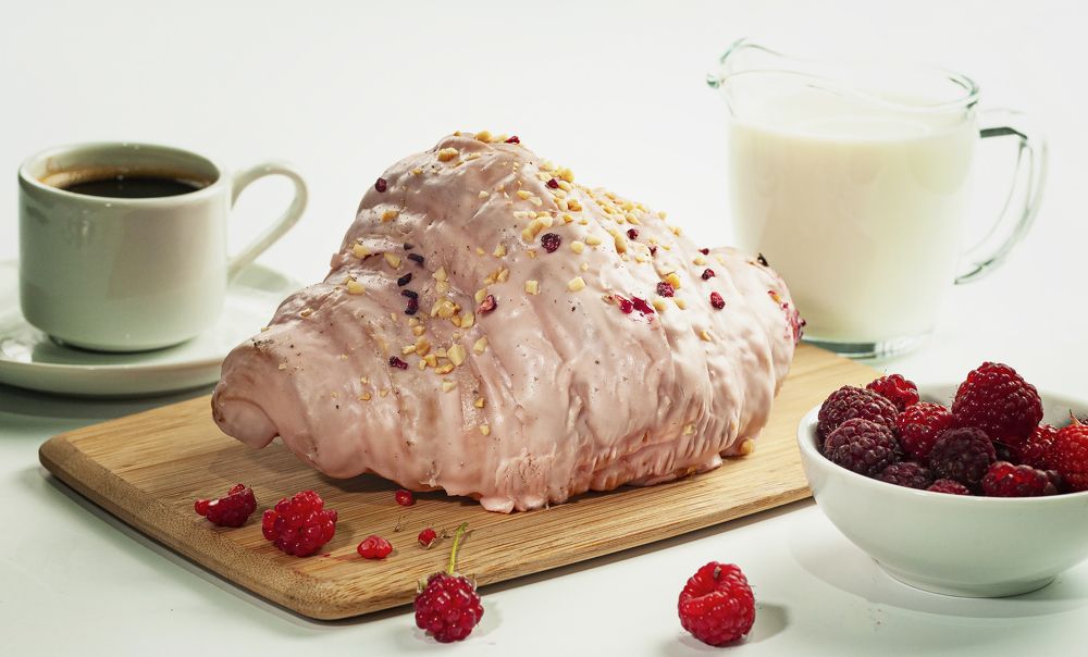 Круасан с малиной