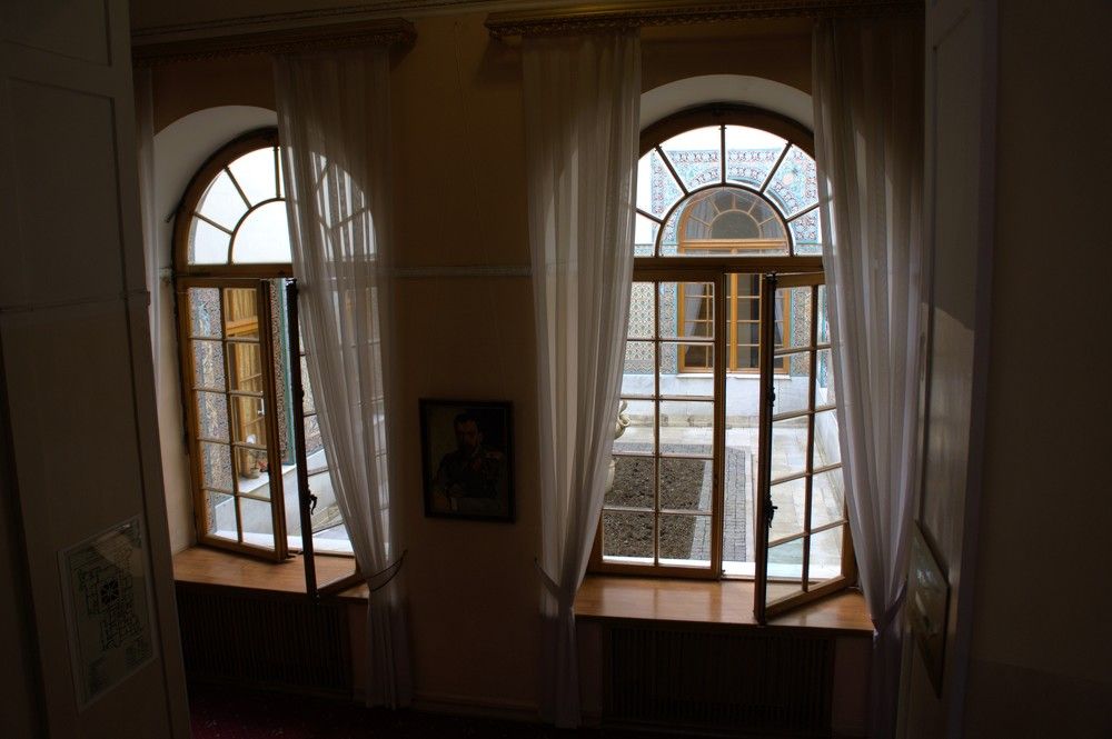 Вид во двор через полуциркульные арочные окна