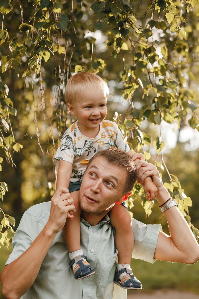 На папе верхом