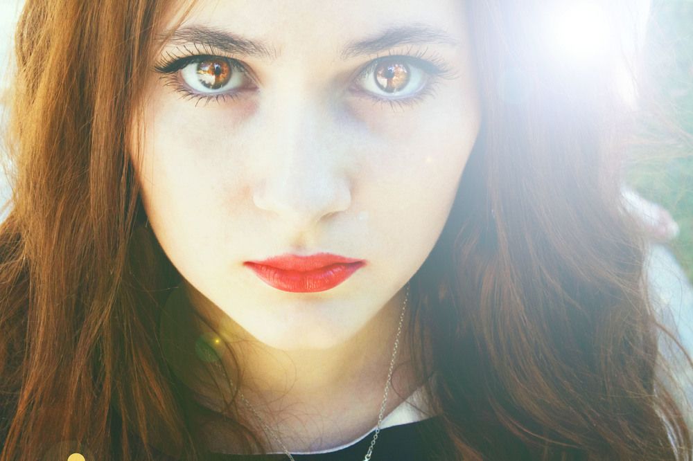 Холодные глаза, в них столько влажных слез..