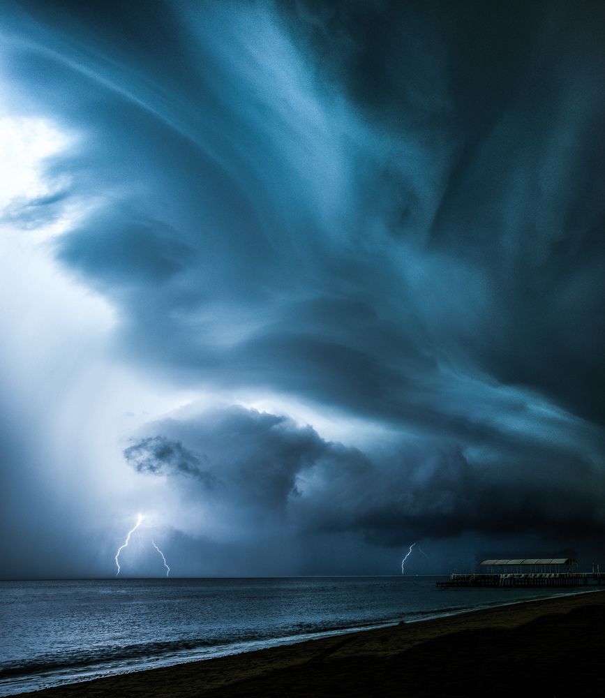 Удар молнии во время ночной грозы, когда с пальмы упал спелый банан...