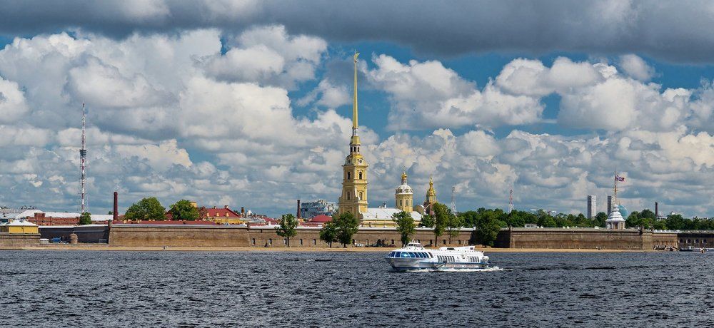 Вид на Петропавловскую крепость.