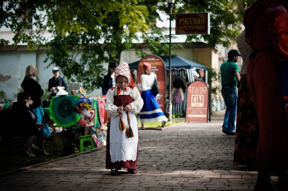 Сшила мне маменька пёстрый сарафан.