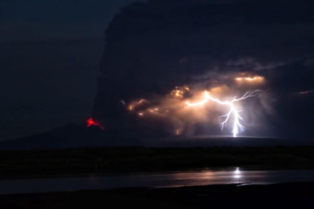 Молния вулкана Шивелуч.
