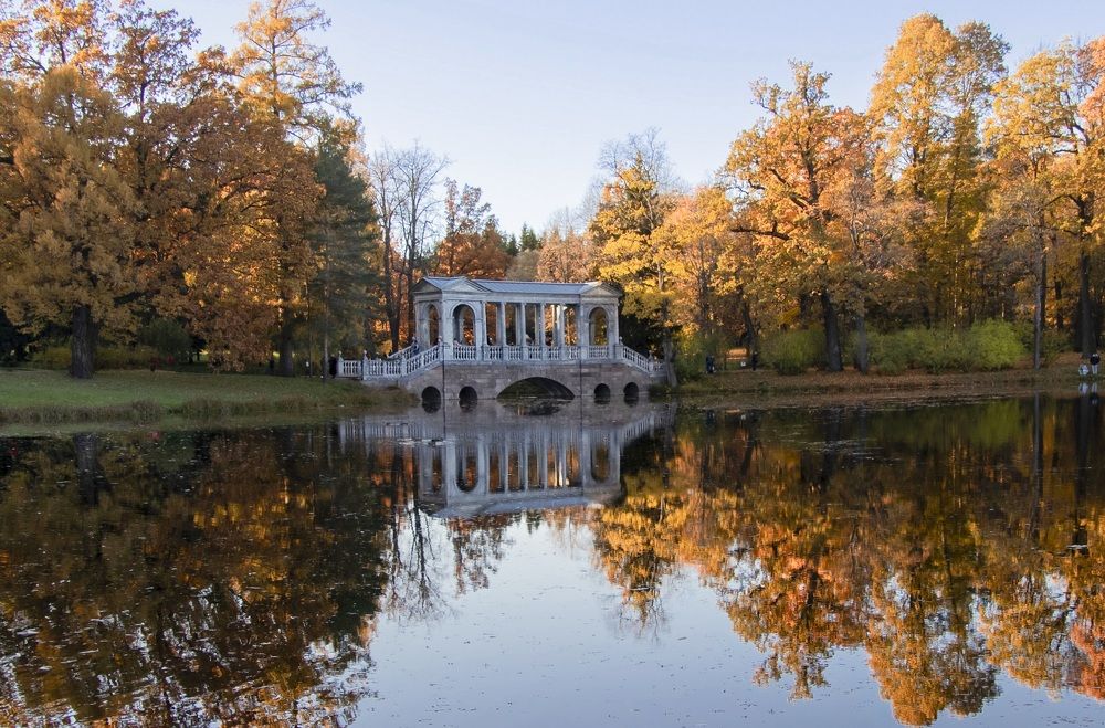 Мраморный мост в объятиях осени