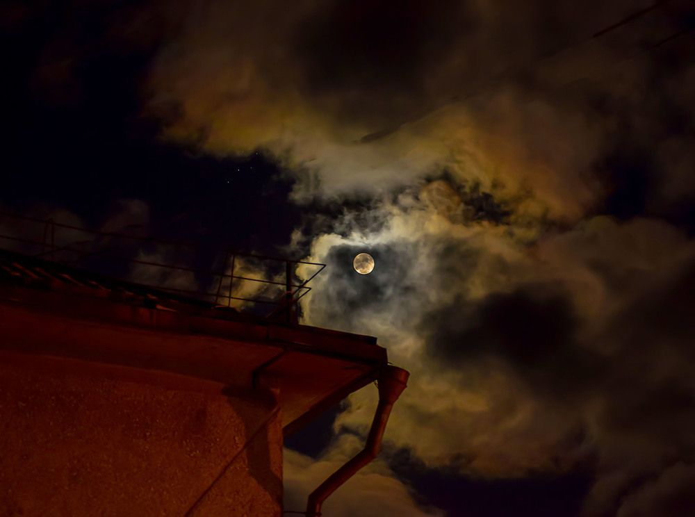 Борьба луны и туч