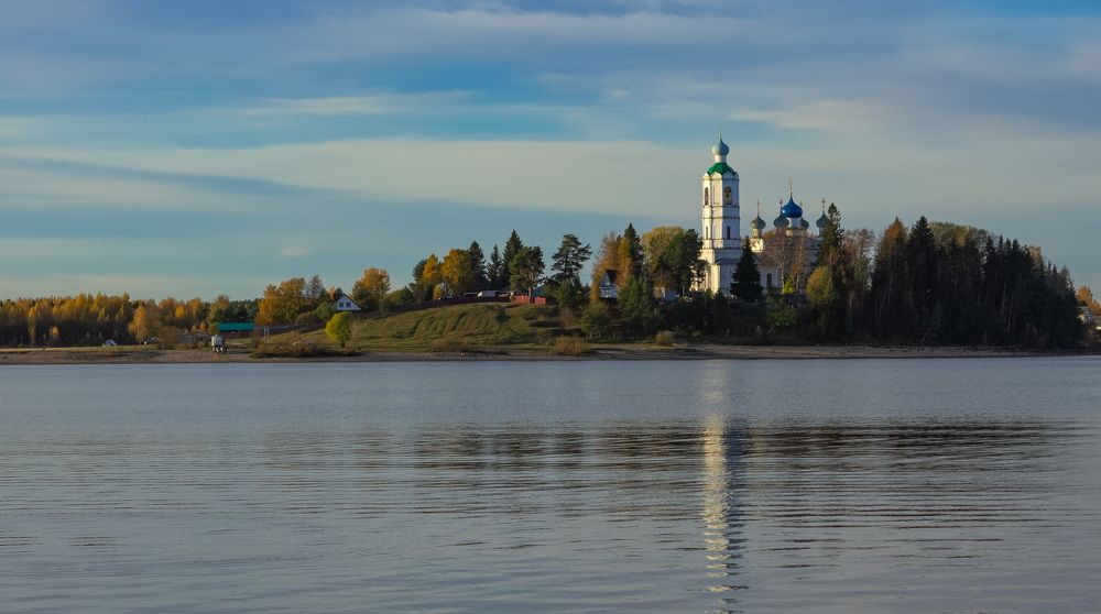 The village of Chirkovo and the Church of Athanasius the Great on the bank of the Kubena River in October