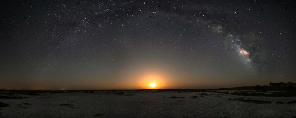 کهکشان راه شیری و طلوع ماه