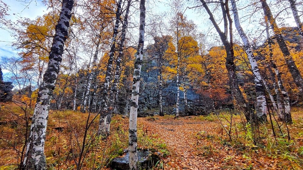 Синие скалы в Башкирии осенью