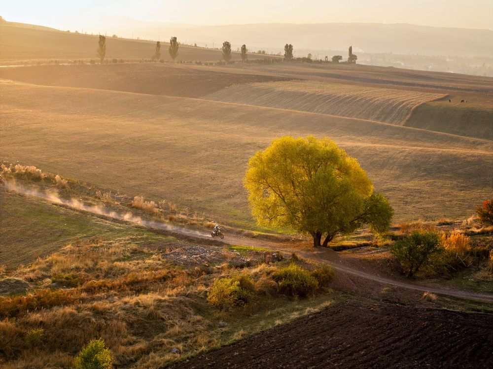 Осенний пейзаж с мотоциклистом