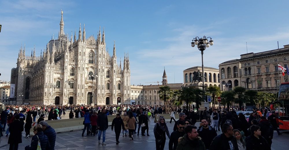 Площадь в Милане. Храм.