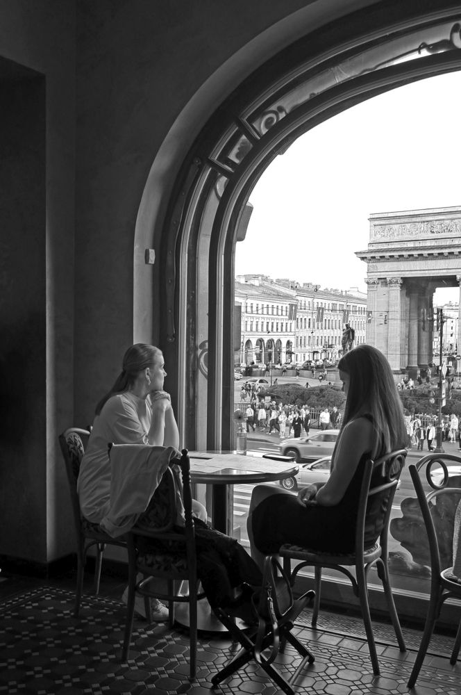 Вид из окна на Невский проспект.