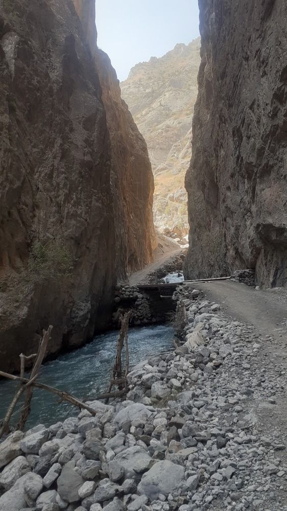 Узкая дорога ведущая,в горный кишлак Рогич.