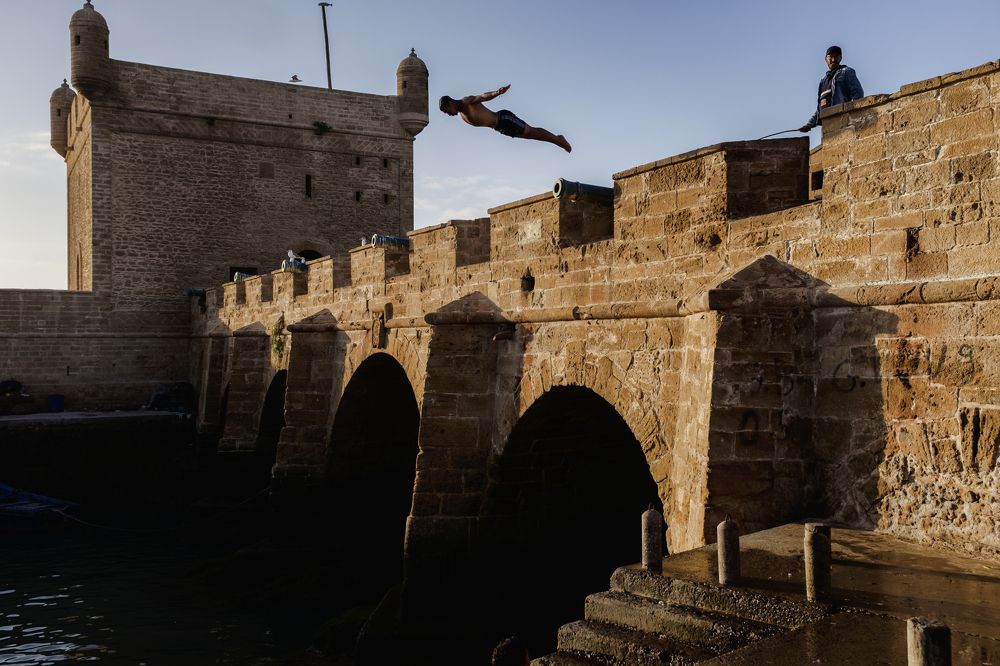 Salto desde la muralla en Esaouira
