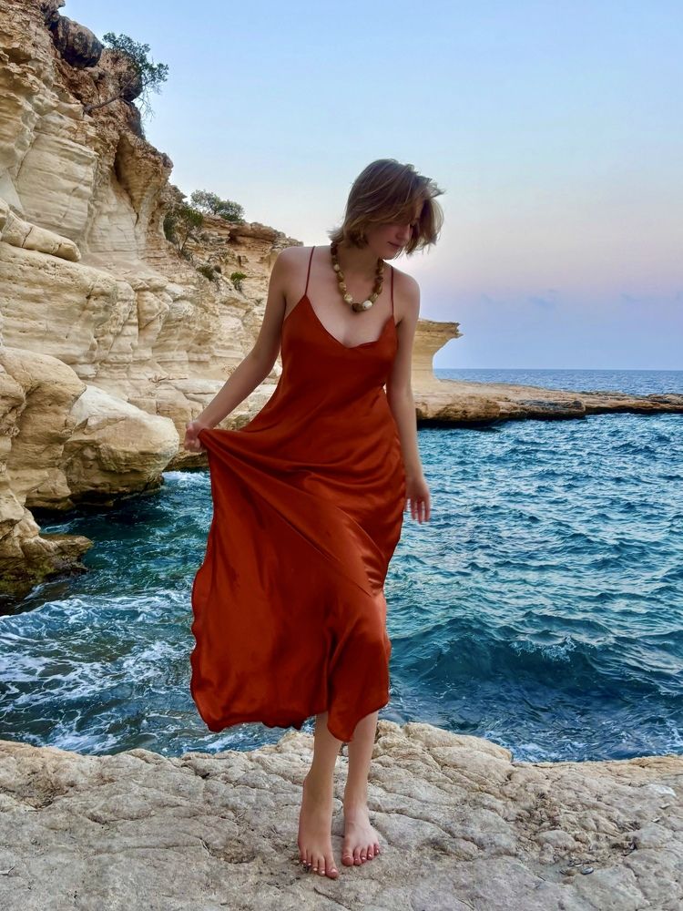 Девушка у белых скал на закате