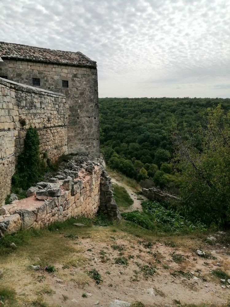 Тропа у стен Чуфут-Кале.