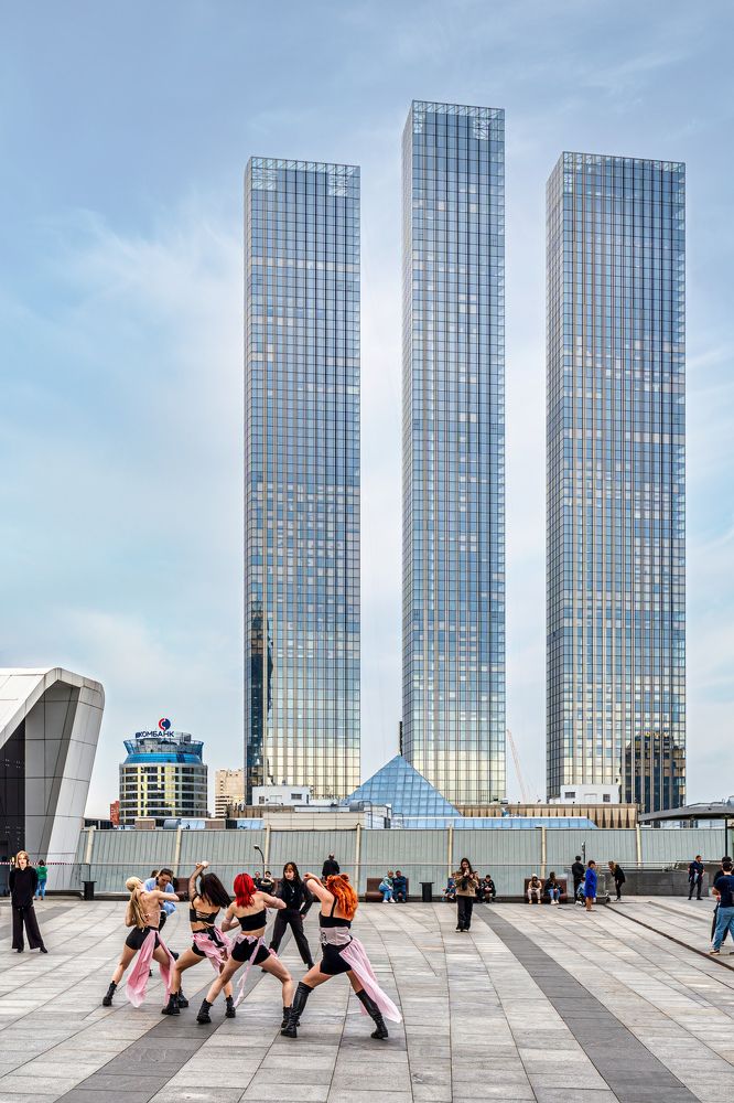 Танцы у трех столпов