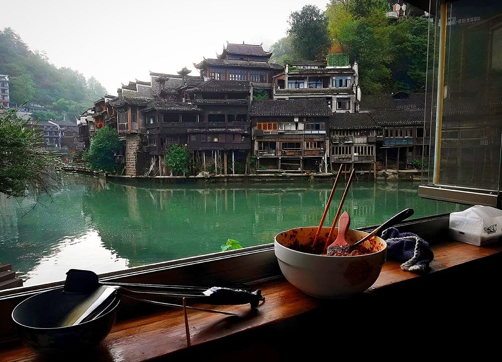 В деревне Фенхуан.